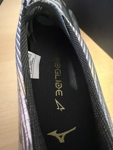 Insole of a Mizuno Alpha 2 Japan with the gold Mizuno runbird logo